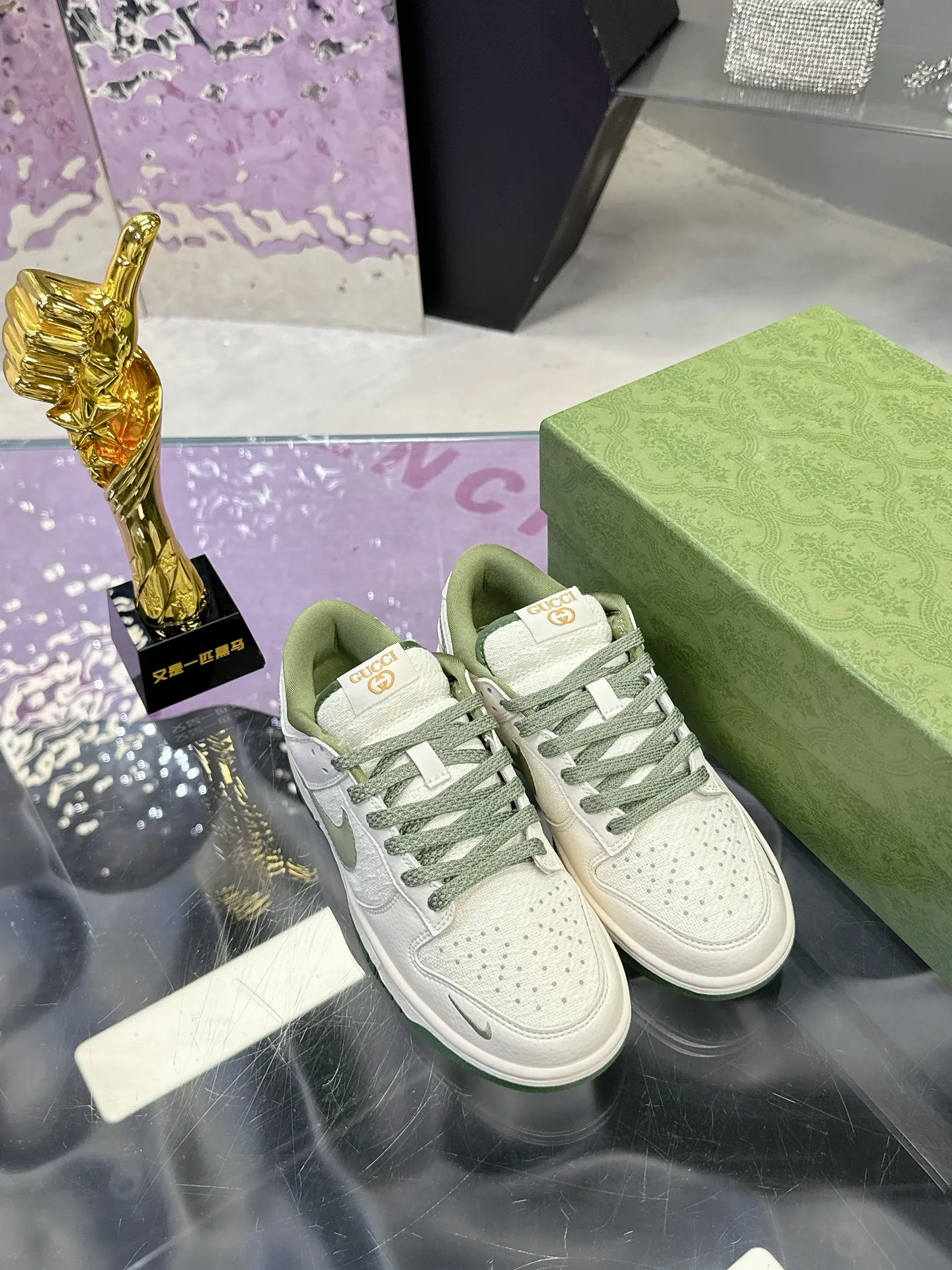 Men's shoes 💰580❤️❤️❤️ Gucci co-branded dunk Nike The latest official model 💓Gucci x Nike Dunk SB series 💓 Produced by Foshan Factory. The shoe body is made of off-white canvas as the main color, with an off-white leather frame overlay, making the shoe very versatile. The tongue is embroidered with yellow Gucci words, and the Swooshb on both sides of the shoe body The logo is embellished with sky blue, and the tongue is made of mesh material, which enhances breathability and is very versatile overall. The word Gucci on the lower side of the heel is decorated in 3D, the mini Nike Swoosh Logo on the side of the toe is embellished with sky blue embroidery, and the yellow Gucci brand name is printed on the heel to highlight the joint identity. Finally, an aged oxidized midsole and a blue outsole complete the overall design. Size: 35-45 Full set of Gucci packaging